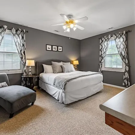 New King Bed, Suite, Downtown Br, Southern Charm Caboose